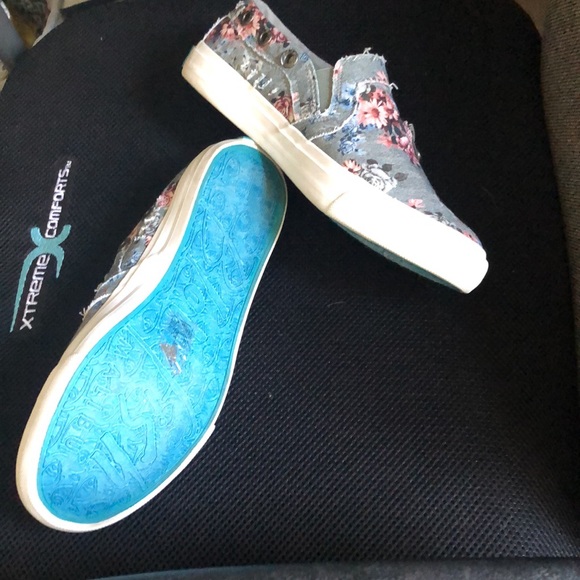 Beautiful flower slip on shoes - Picture 2 of 7